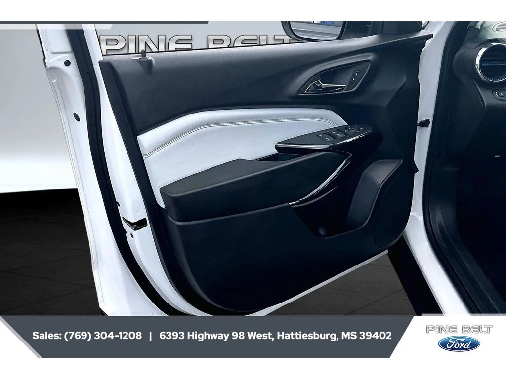 Used 2025 Summit White Chevrolet LT image 17