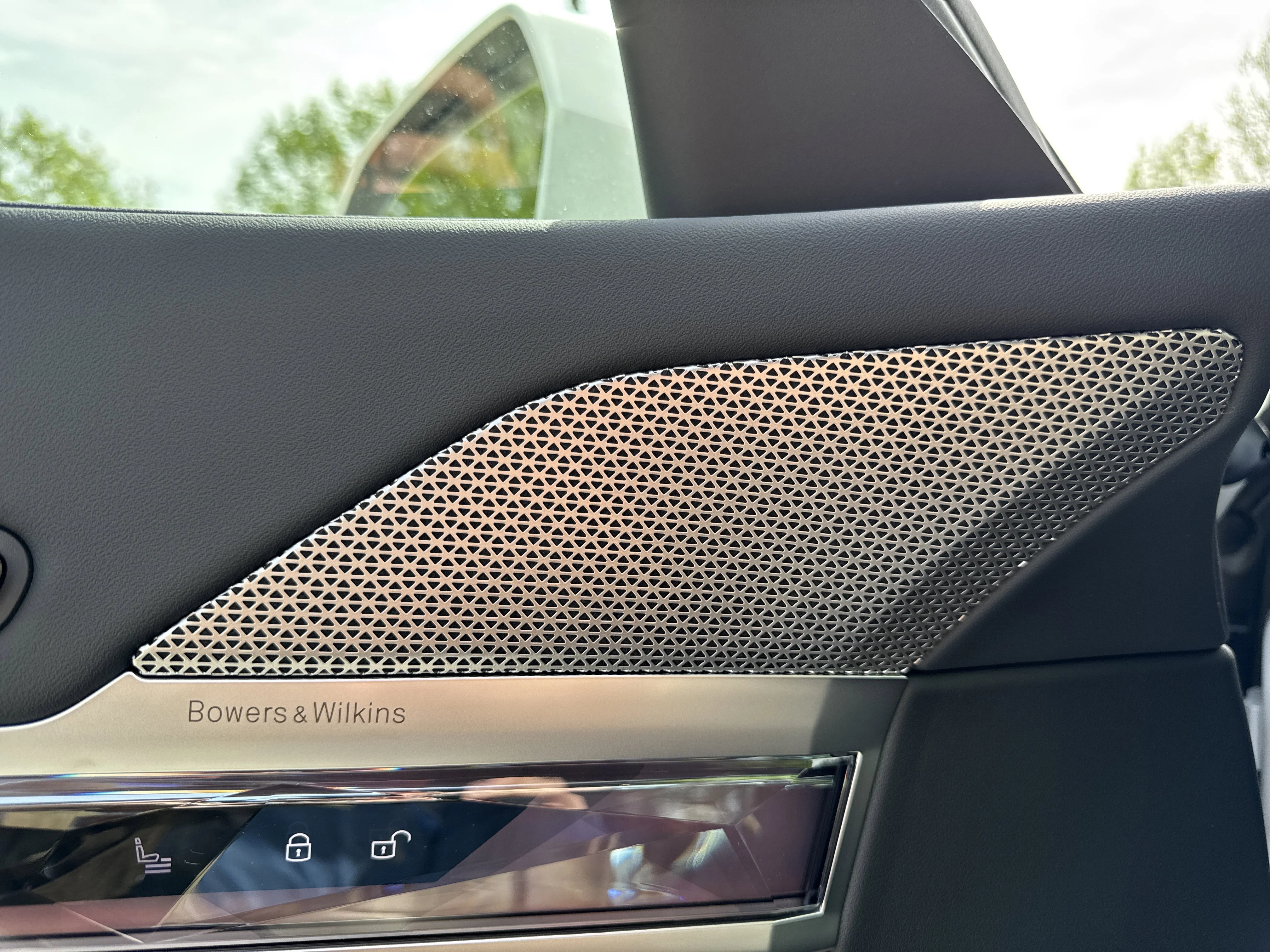 New 2026 MINERAL WHITE BMW xDrive60 image 20