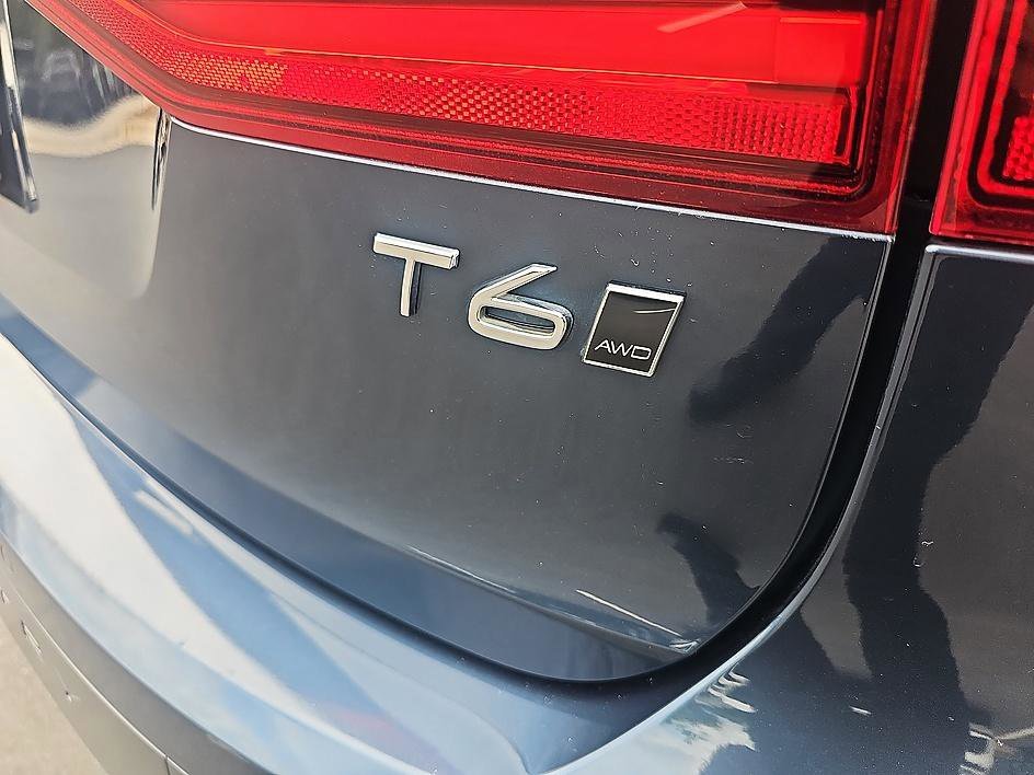 Used 2018 Denim Blue Metallic Volvo T6 AWD image 9