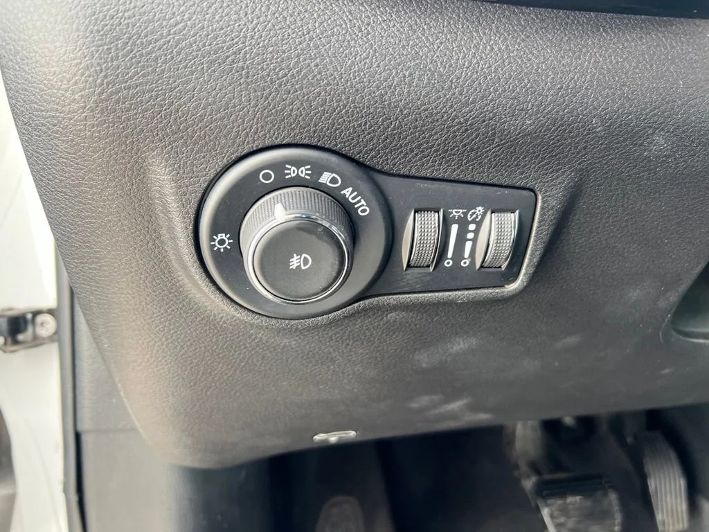 Used 2025 White Jeep Limited image 13