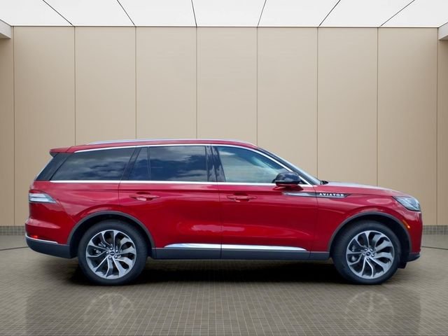 Used 2025 Red Lincoln Premiere image 7