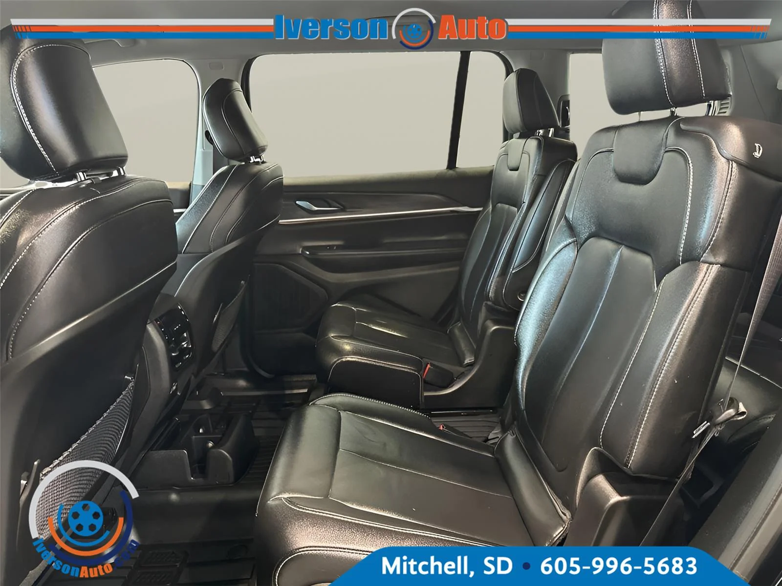 Used 2023 Diamond Black Crystal Pearlcoat Jeep Limited image 27