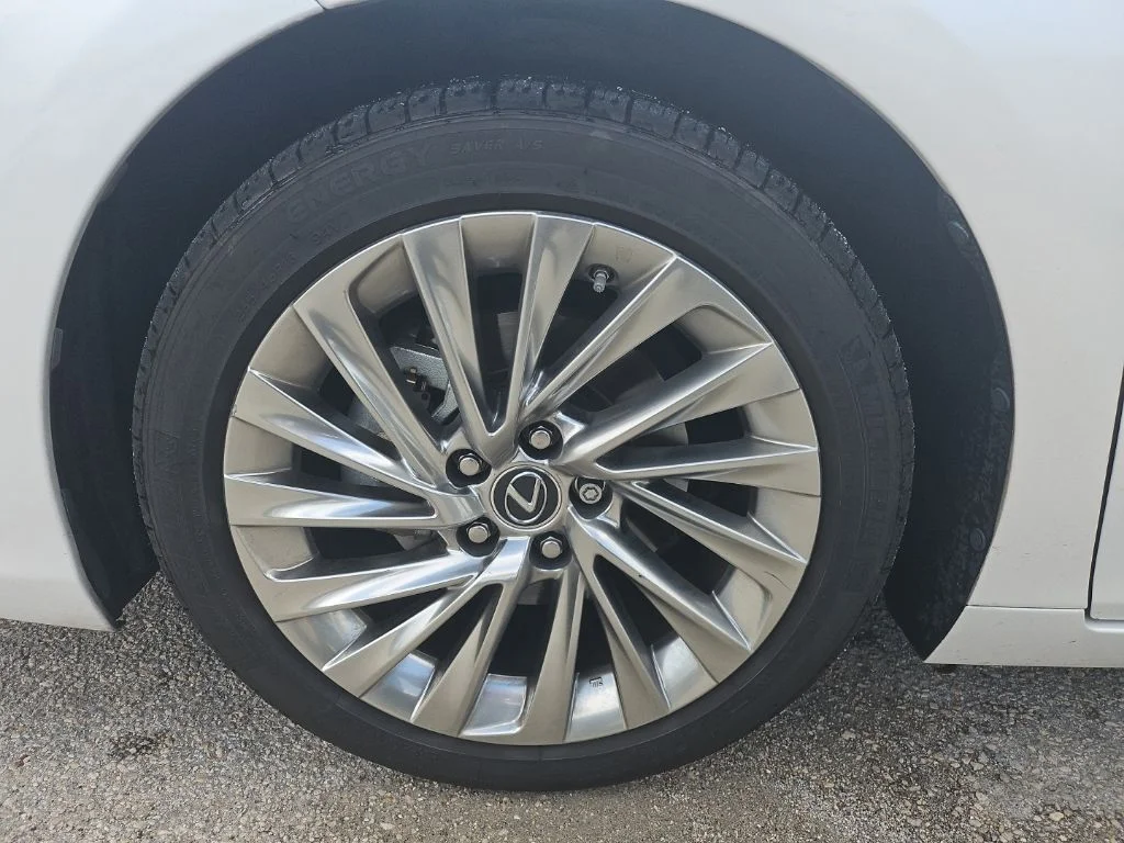 Certified Used 2020 EMINENT WHITE PEARL Lexus 300h Ultra Luxury image 9