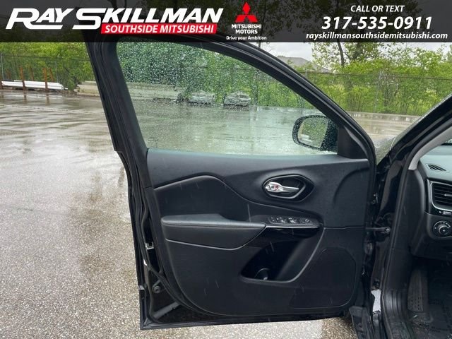 Used 2023 Black Jeep Altitude image 12