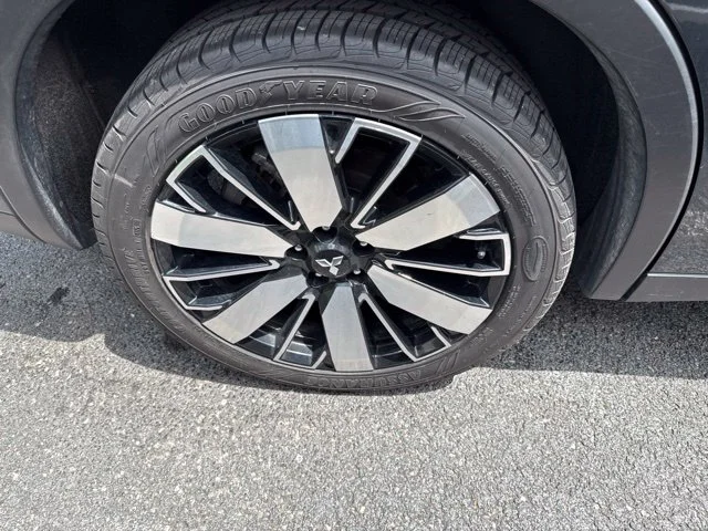 Used 2025  Mitsubishi SE image 9