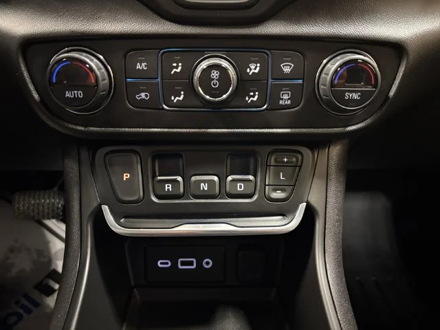 Used 2019 White GMC SLE image 21