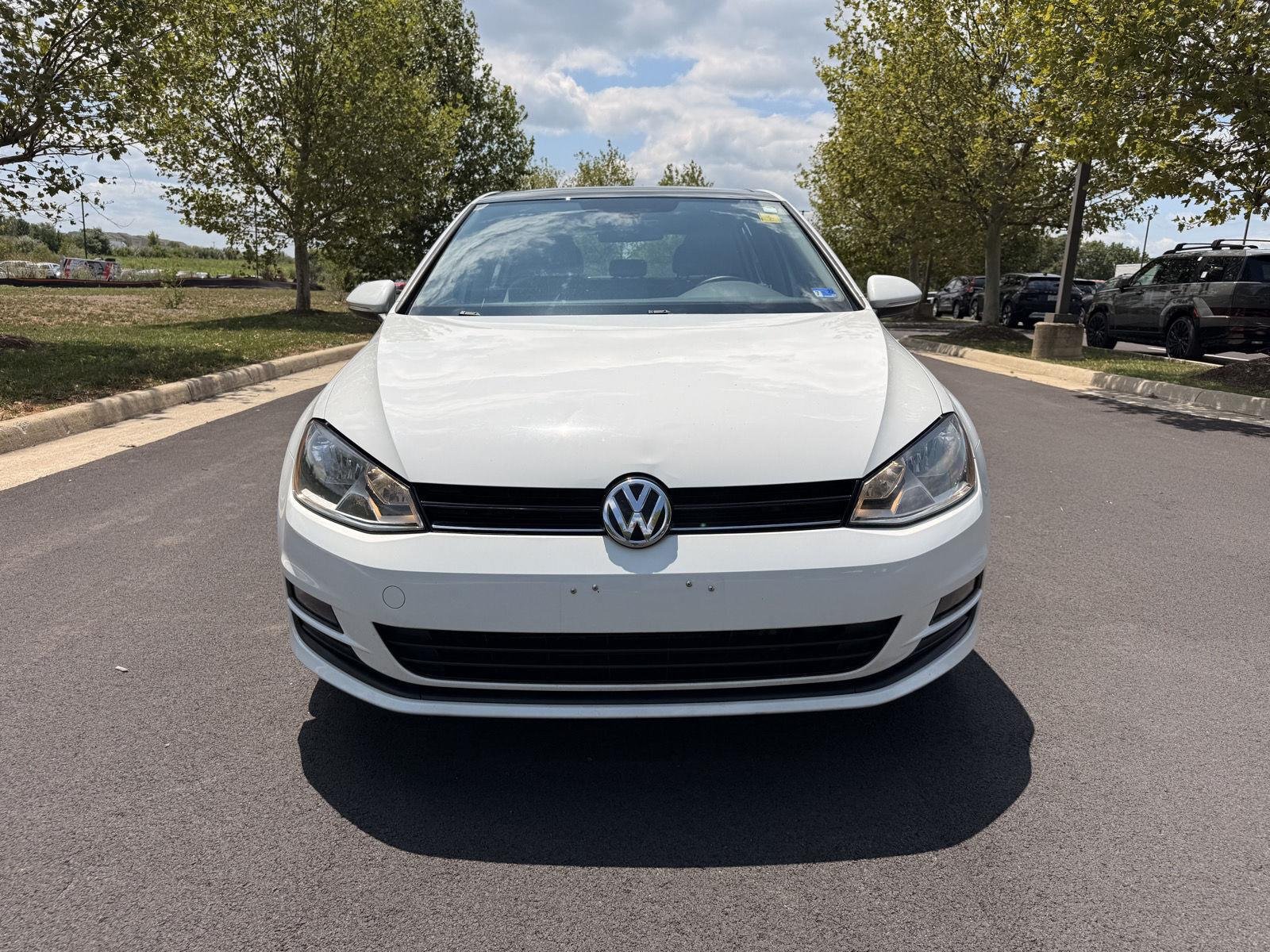 Used 2017 Pure White Volkswagen SE image 3