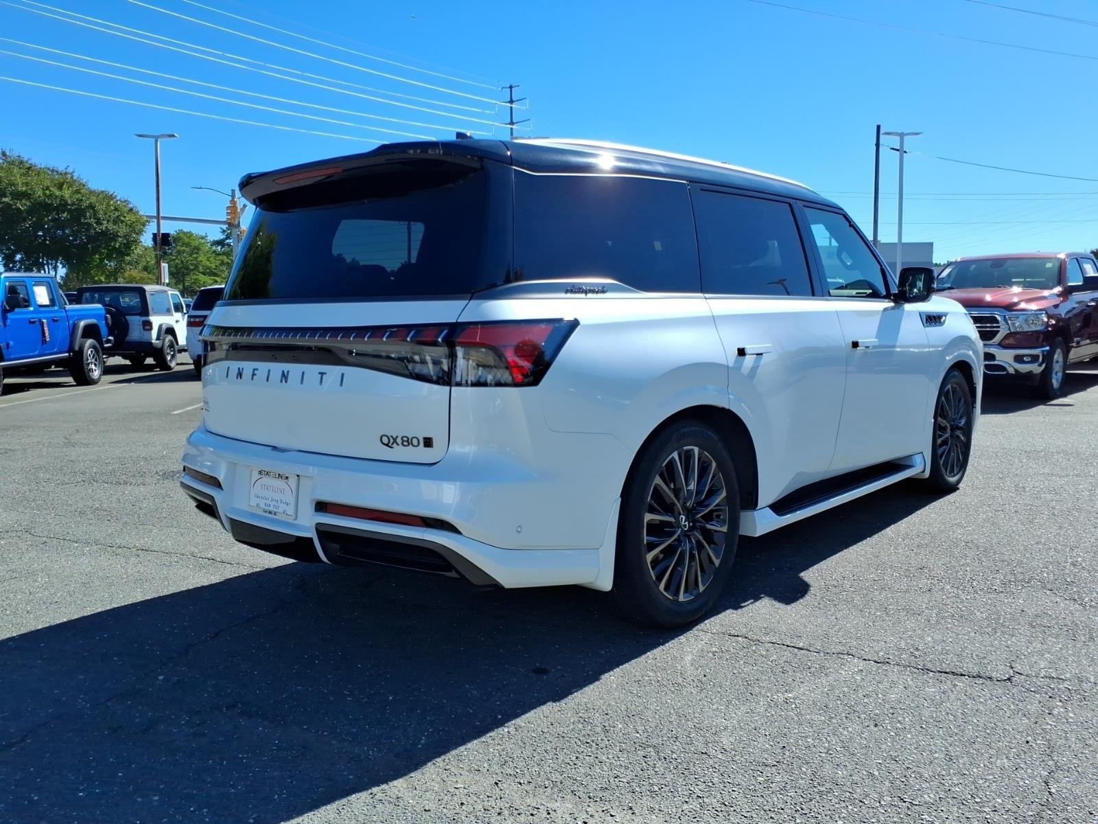 Used 2026 Radiant White/Black Obsidian INFINITI AUTOGRAPH image 2