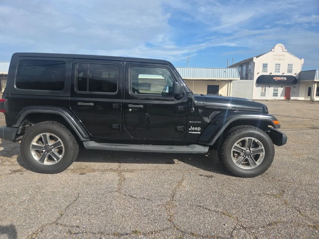 Used 2018 Black Jeep Unlimited Sahara image 15