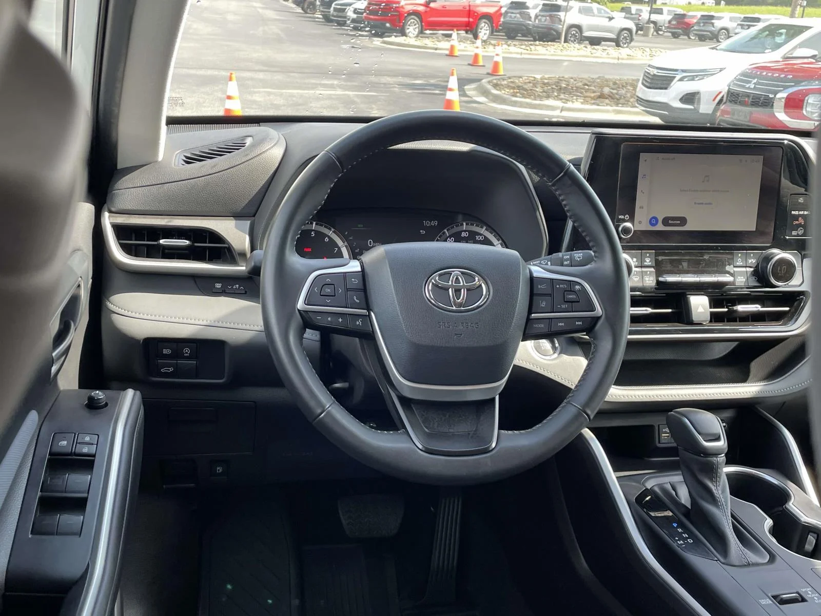 Used 2023 Off-white Toyota LE image 16