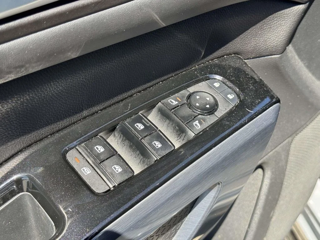 Used 2022 Gray Nissan SL image 19