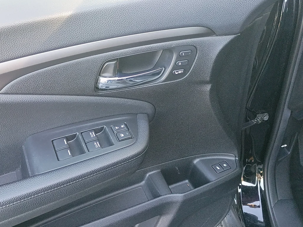 Certified Used 2022 Crystal Black Pearl Honda SE image 20