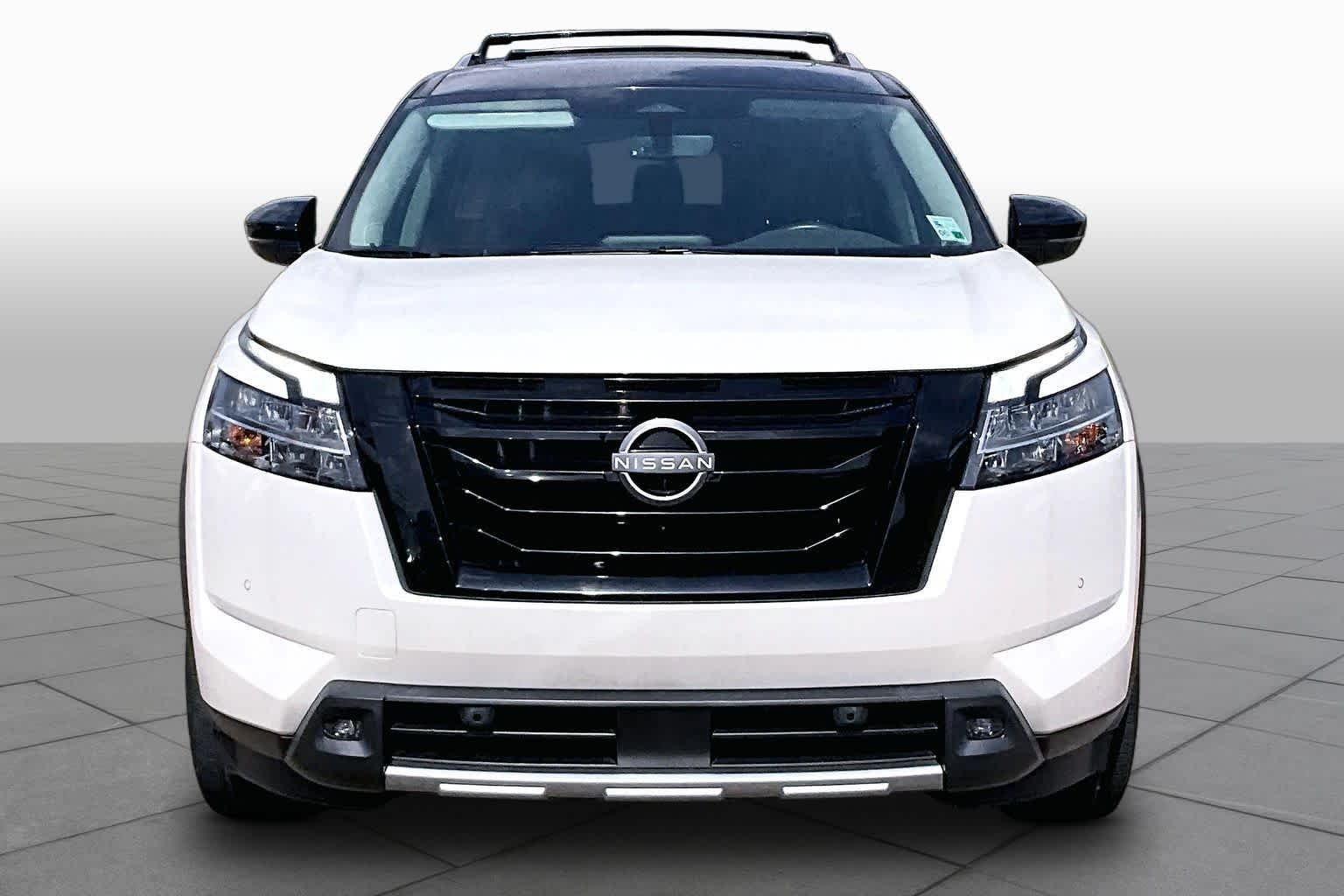Certified Used 2023 Pearl White Tricoat/Super Black Nissan SL image 4