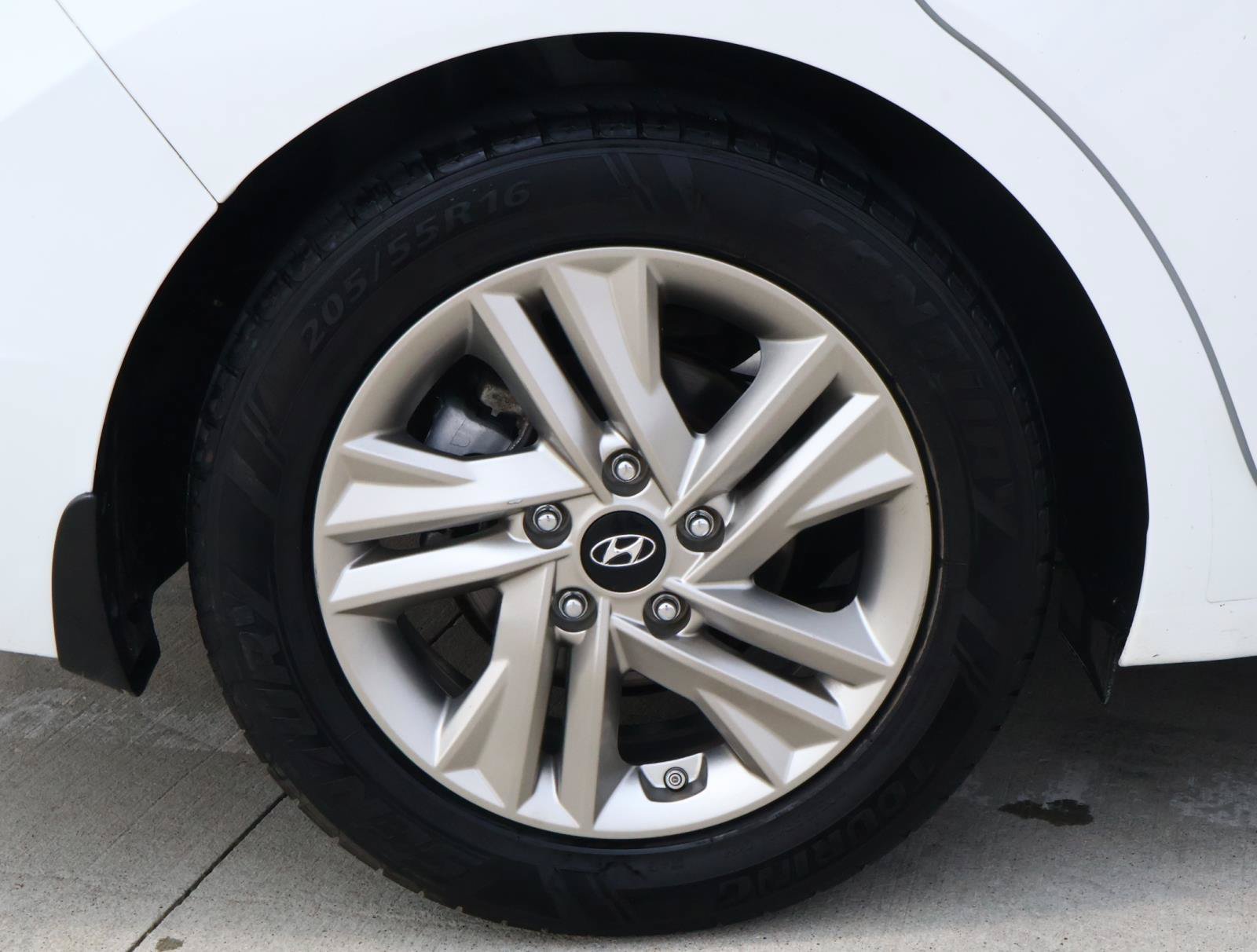 Used 2019 Quartz White Pearl Hyundai Value Edition image 7