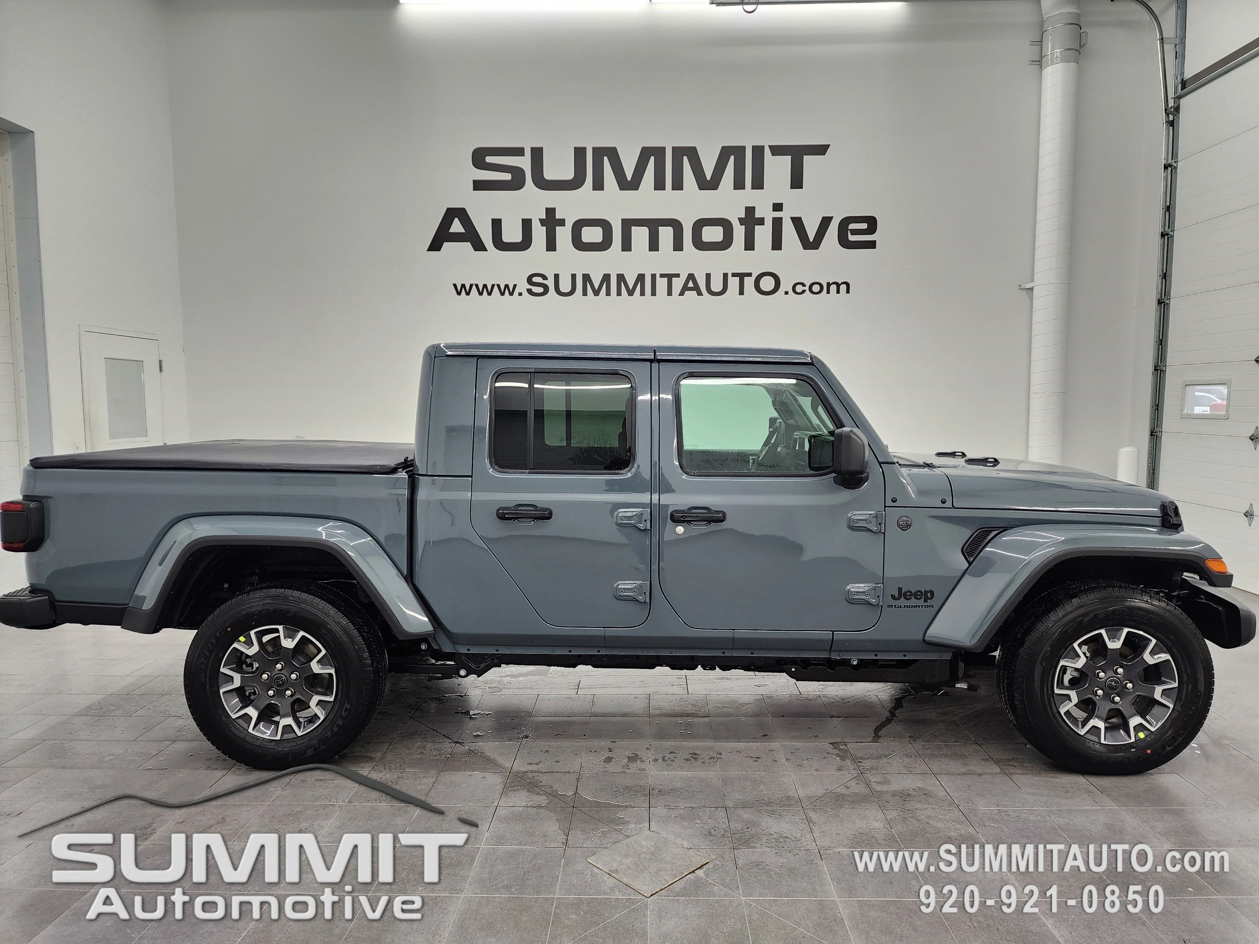 2026 Jeep Gladiator Sahara Auto's photo