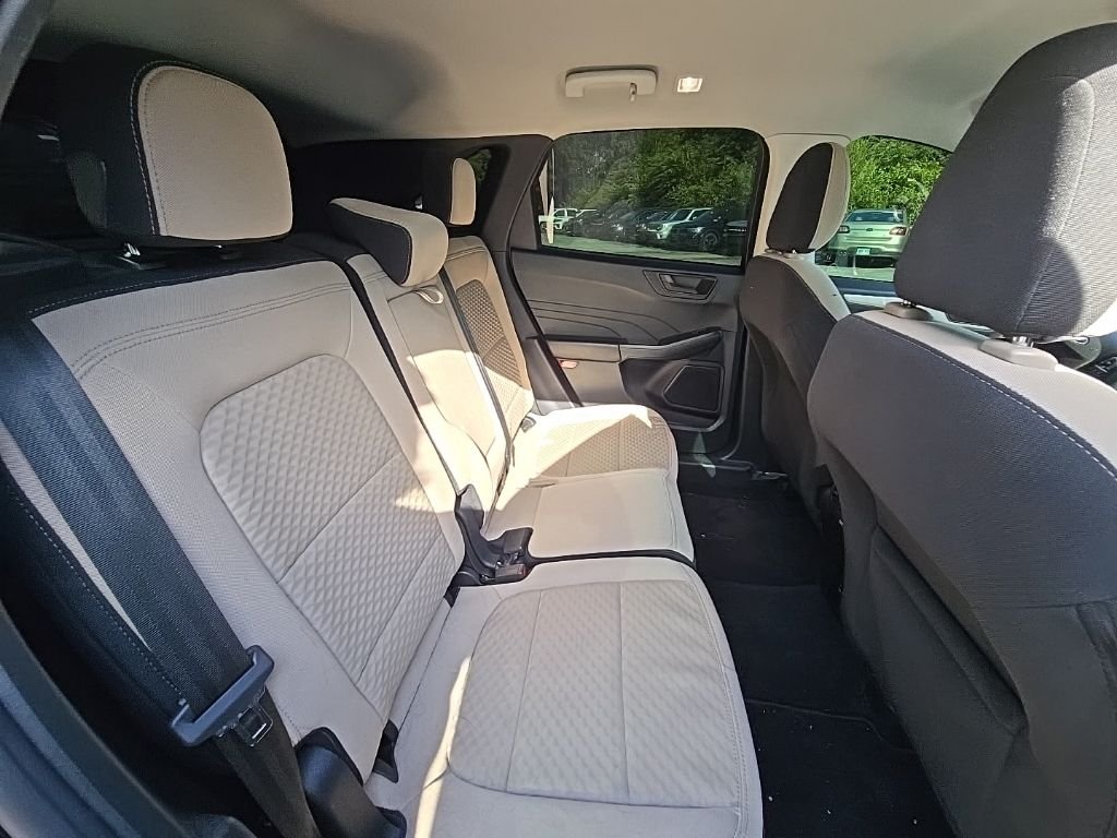 Used 2022 Black Ford SE image 17