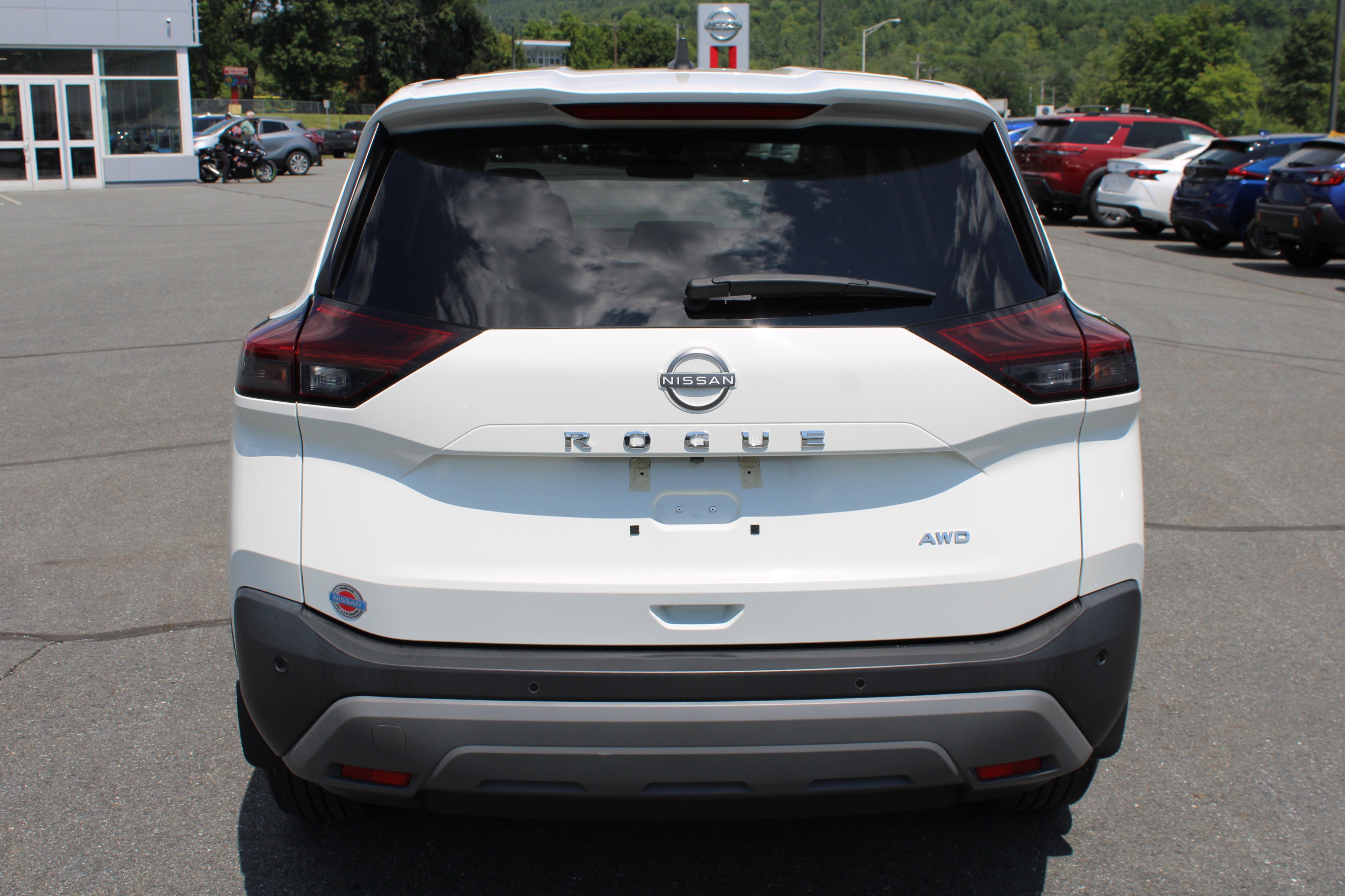 Used 2023 Glacier White Nissan S image 9