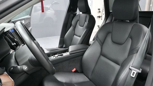 Used 2021 White Volvo T6 Momentum image 25