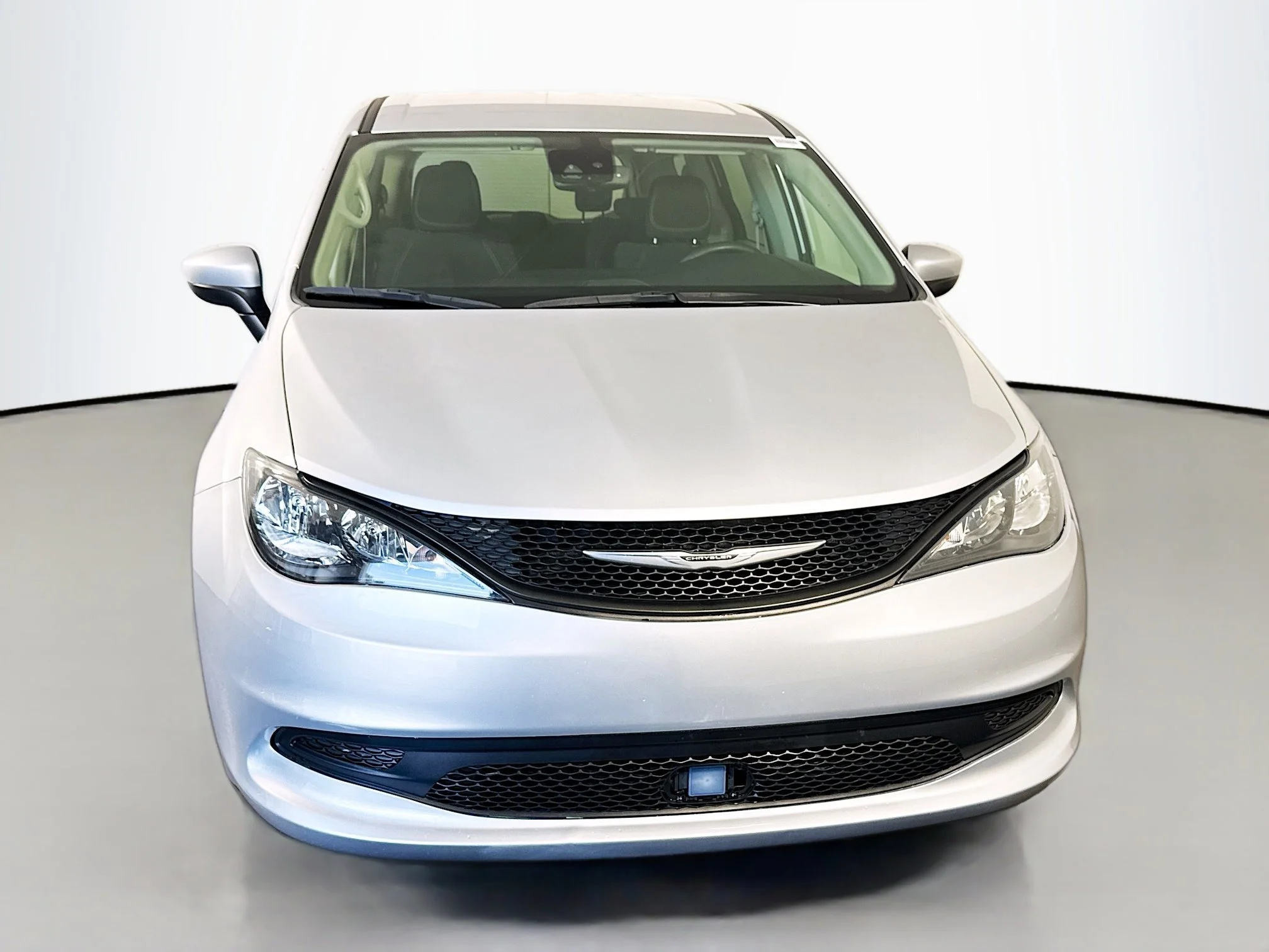 Used 2023 Silver Mist Clearcoat Chrysler LX image 2