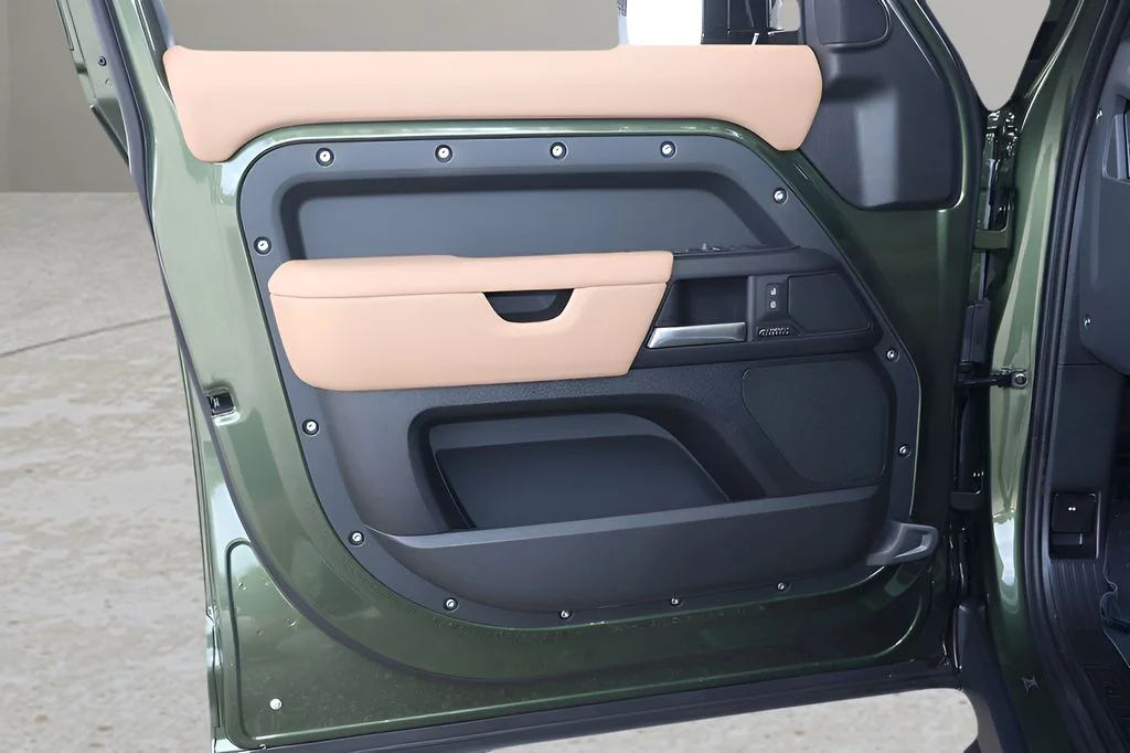 New 2026 Woolstone Green Land Rover X-Dynamic SE image 9