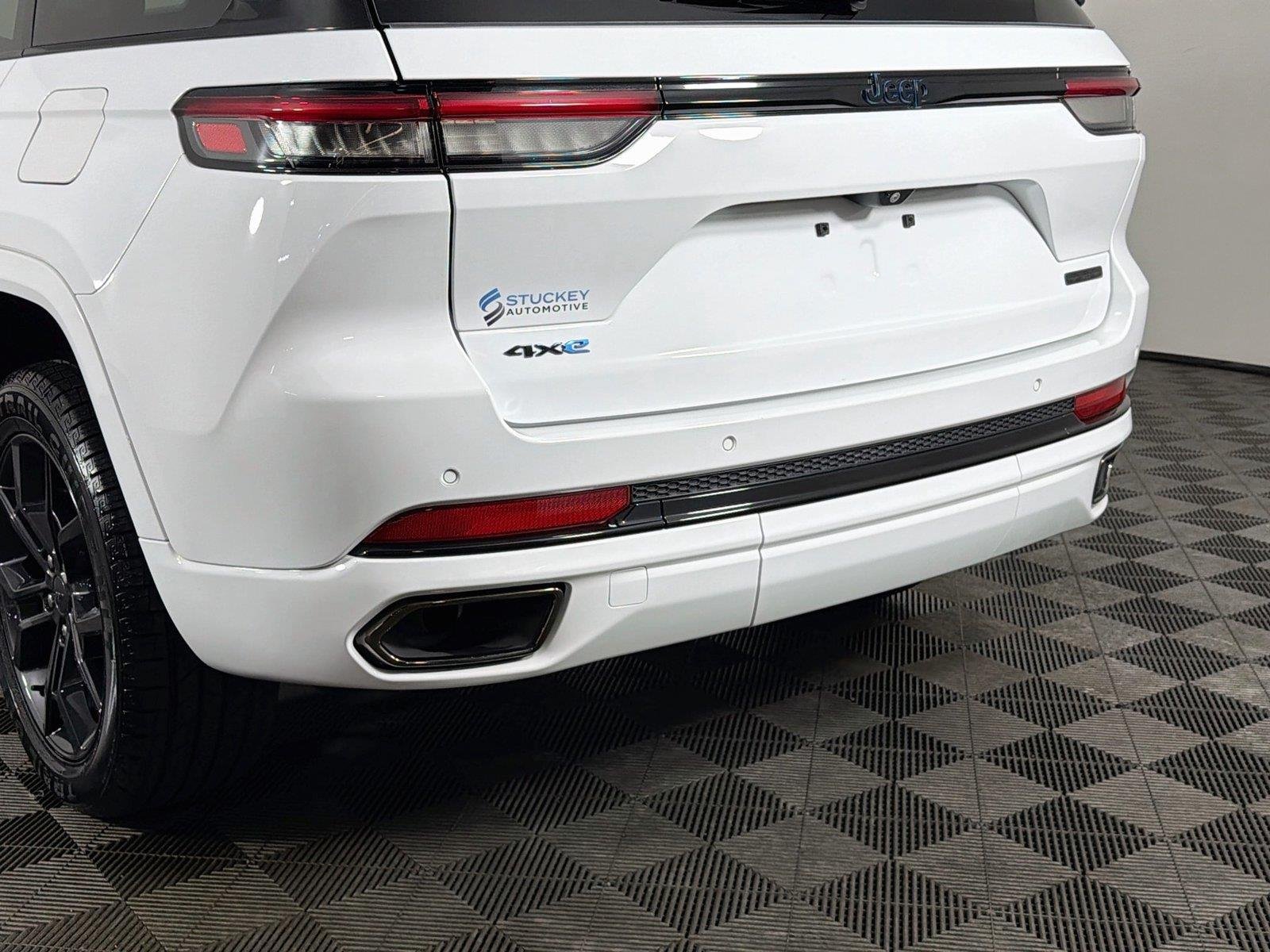 Used 2023  Jeep 30th Anniversary image 39