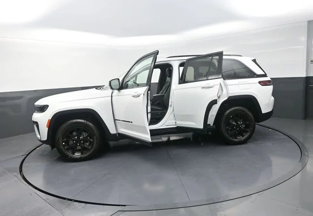 New 2026 Bright White Clear-Coat Exterior Paint Jeep Laredo Altitude image 34