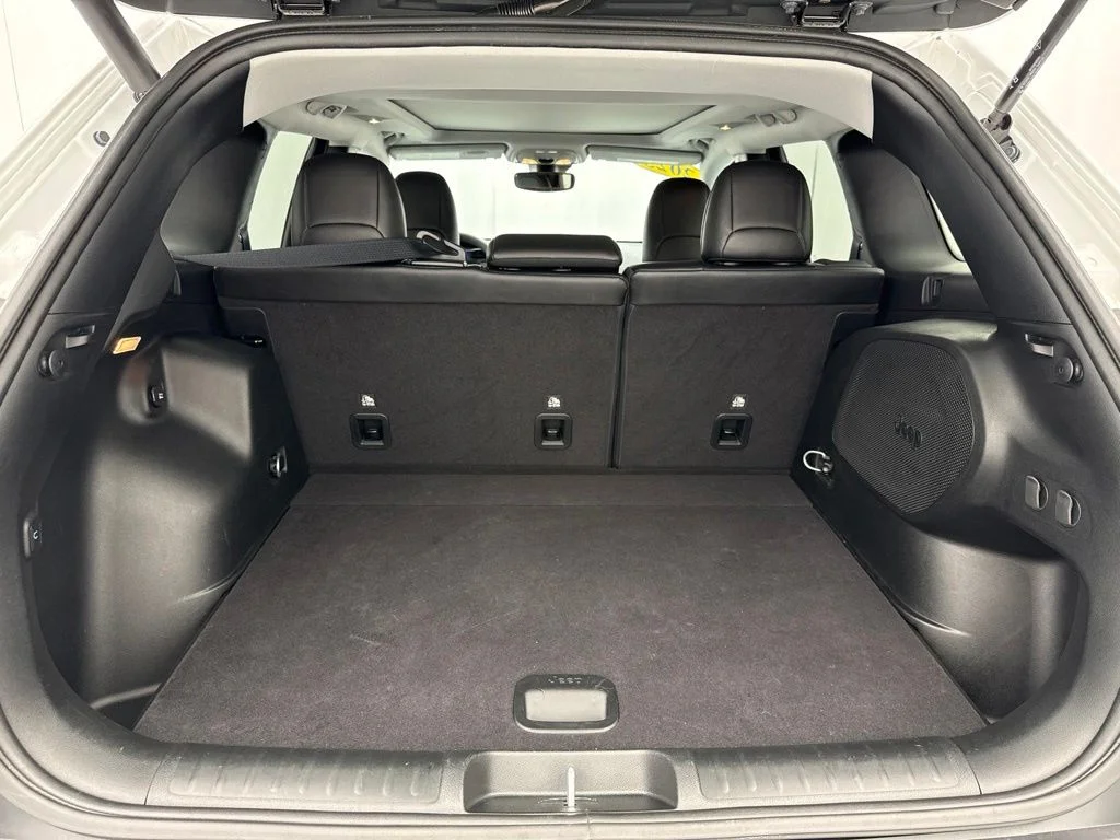 Used 2023 White Jeep Altitude image 9