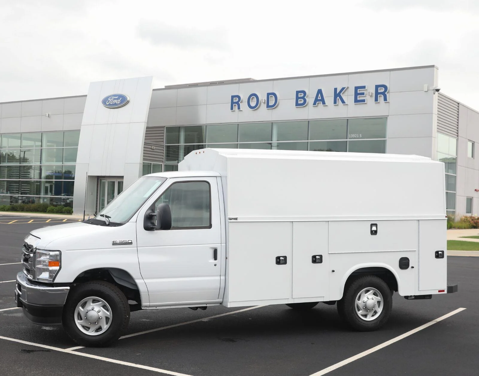 New 2027 Oxford White Ford E-350 SRW image 1
