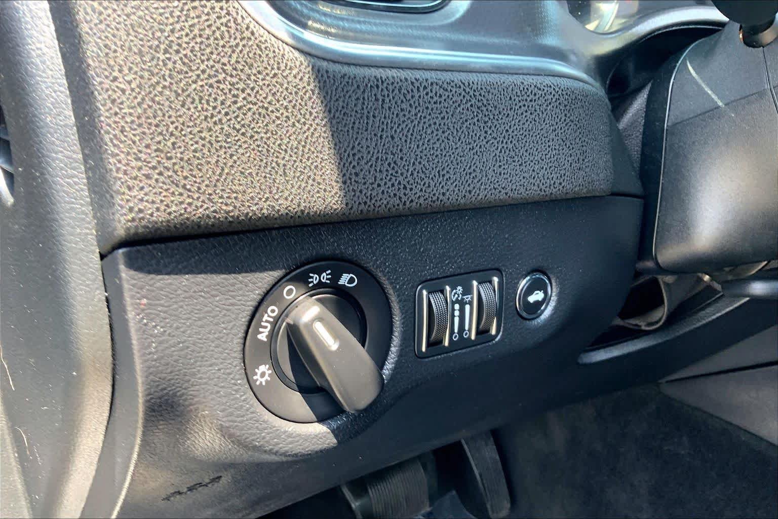 Used 2014 Billet Silver Metallic Clearcoat Dodge SE image 36