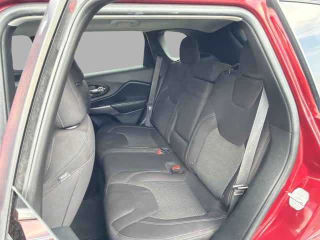 Used 2019  Jeep Latitude image 14