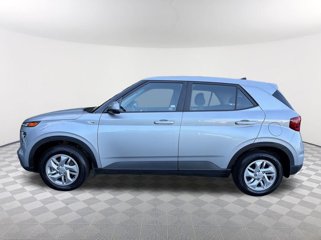 Used 2021 Silver Hyundai SE image 8