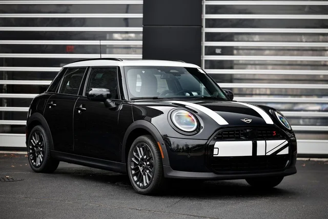 2026 MINI 4 Door Iconic