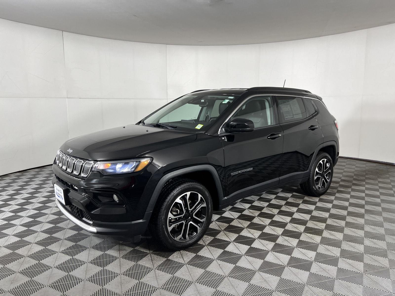 Used 2022 Diamond Black Crystal Pearlcoat Jeep Limited image 17