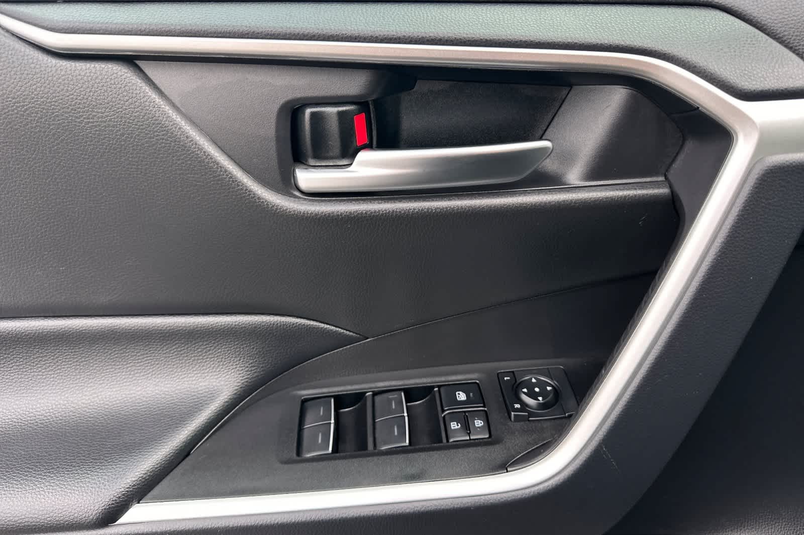 2025 Toyota RAV4 XLE - Photo 11