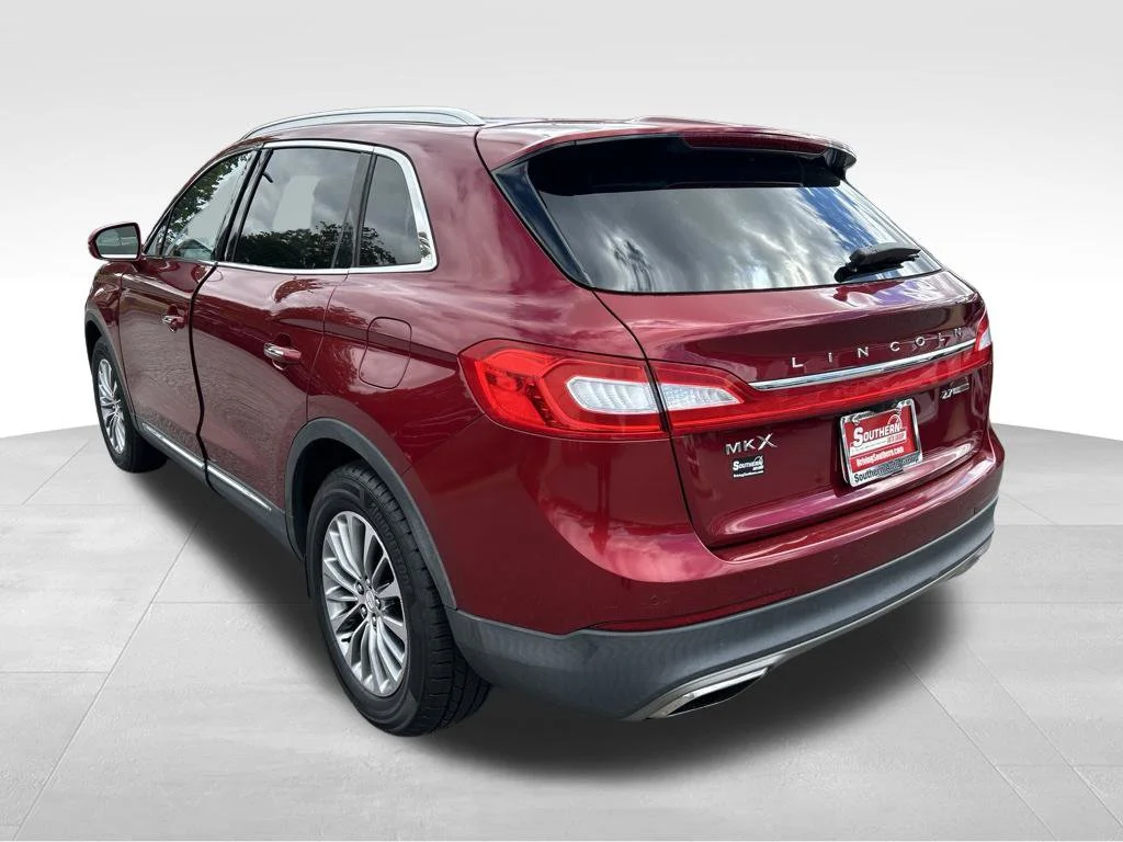 Used 2016 Red Lincoln Select image 3