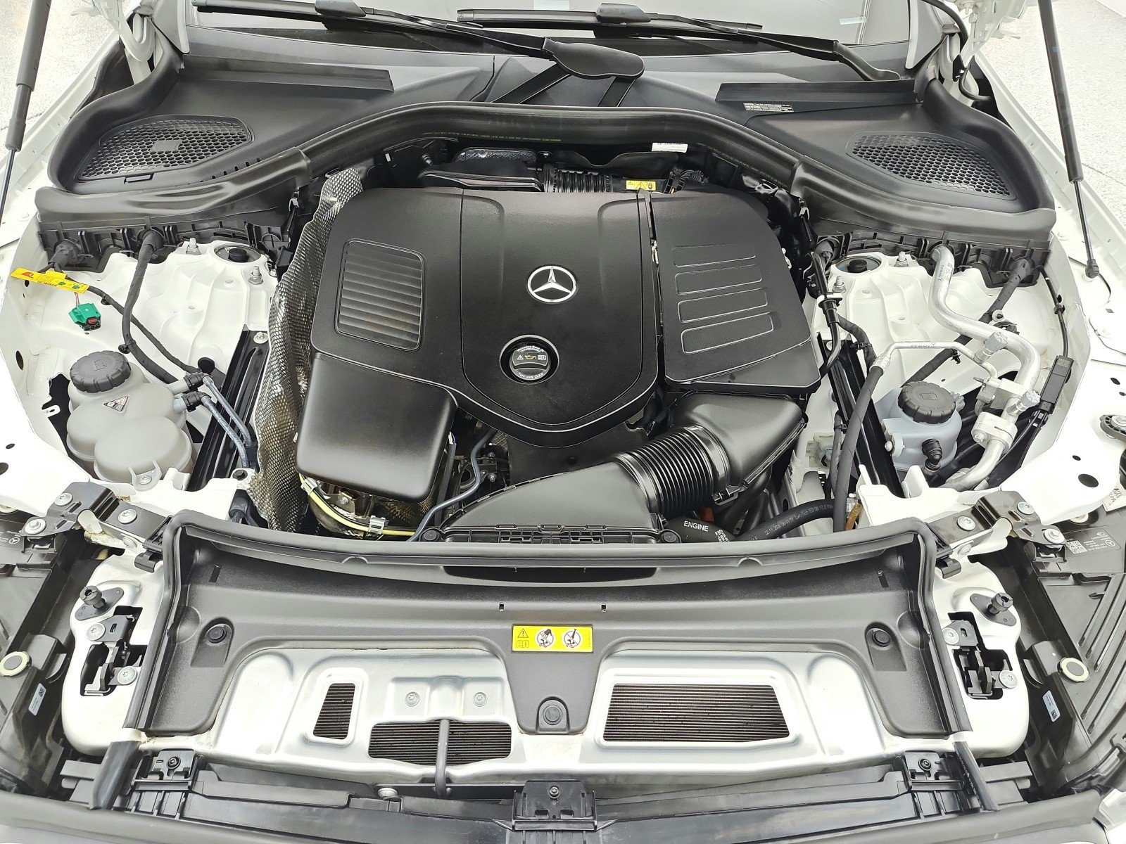 Used 2025 Polar White Mercedes-Benz GLC 350e 4MATIC® SUV image 17