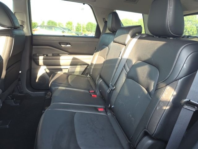 Used 2024 Silver Nissan SL image 7