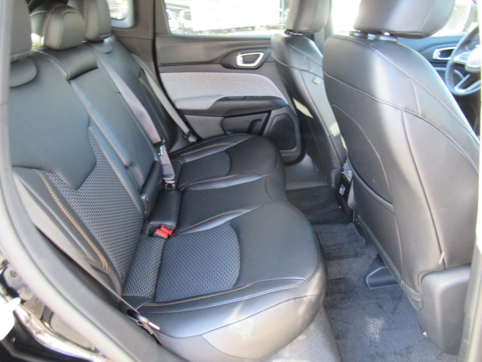 New 2026 Diamond Black Crystal Pearlcoat Jeep Latitude image 33