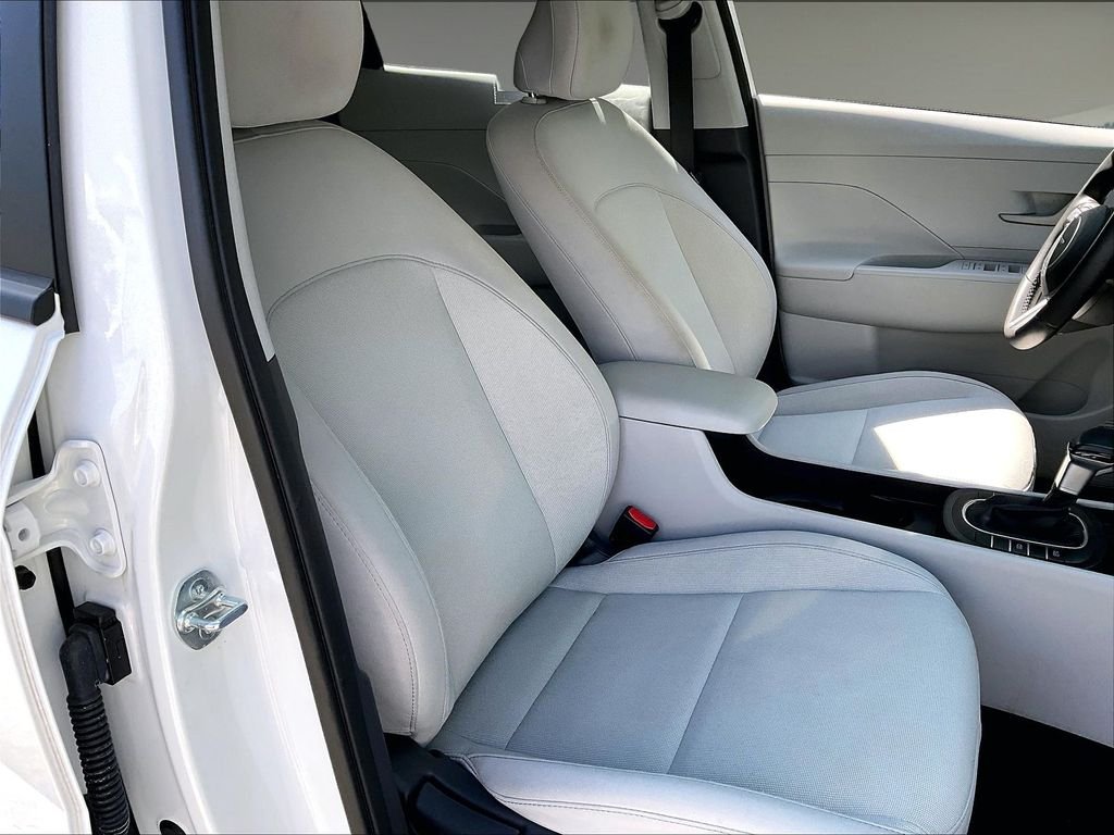 Used 2025 Atlas White Hyundai SEL image 11