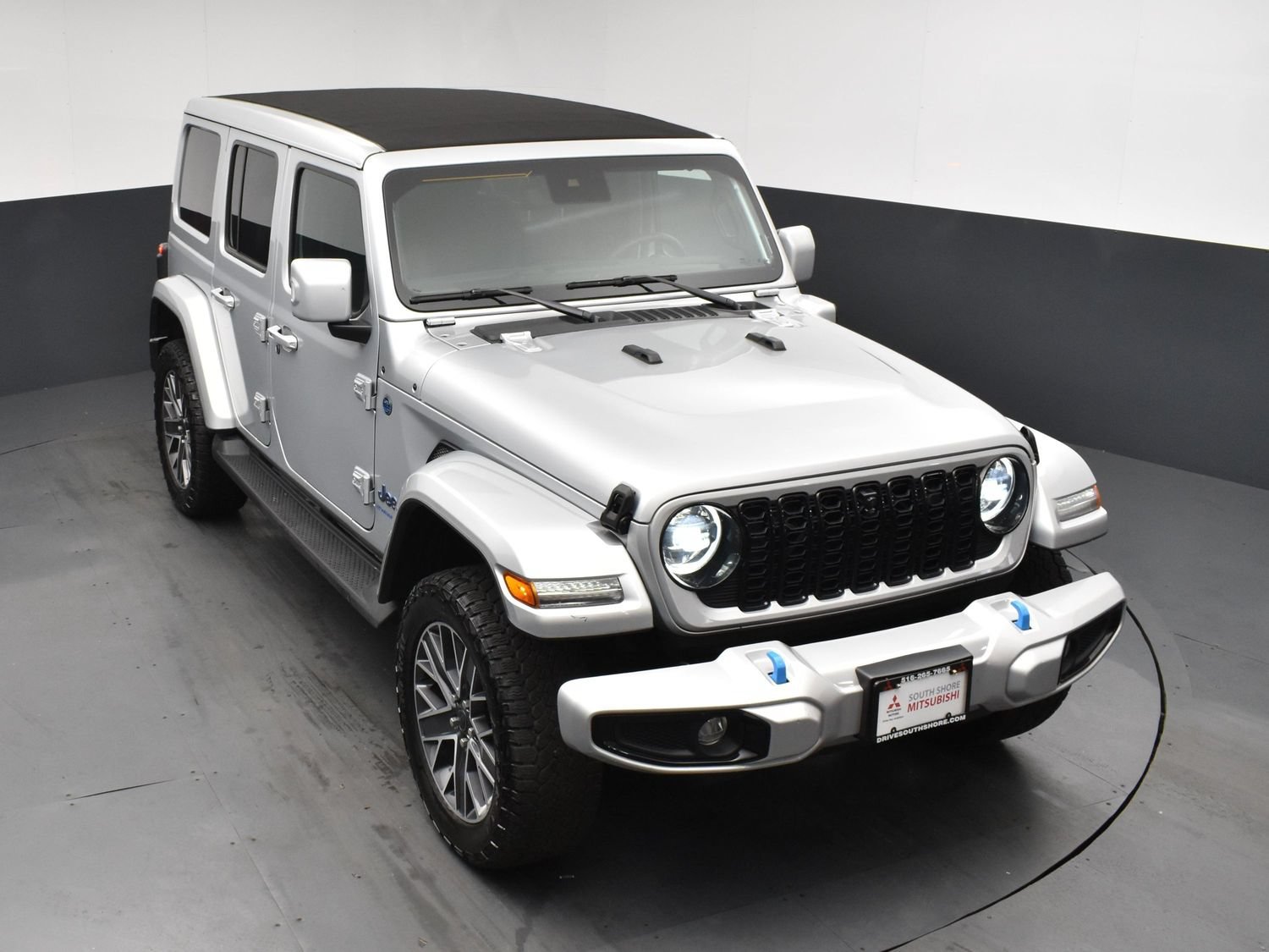 Used 2024 Silver Zynith Clearcoat Jeep High Altitude image 17