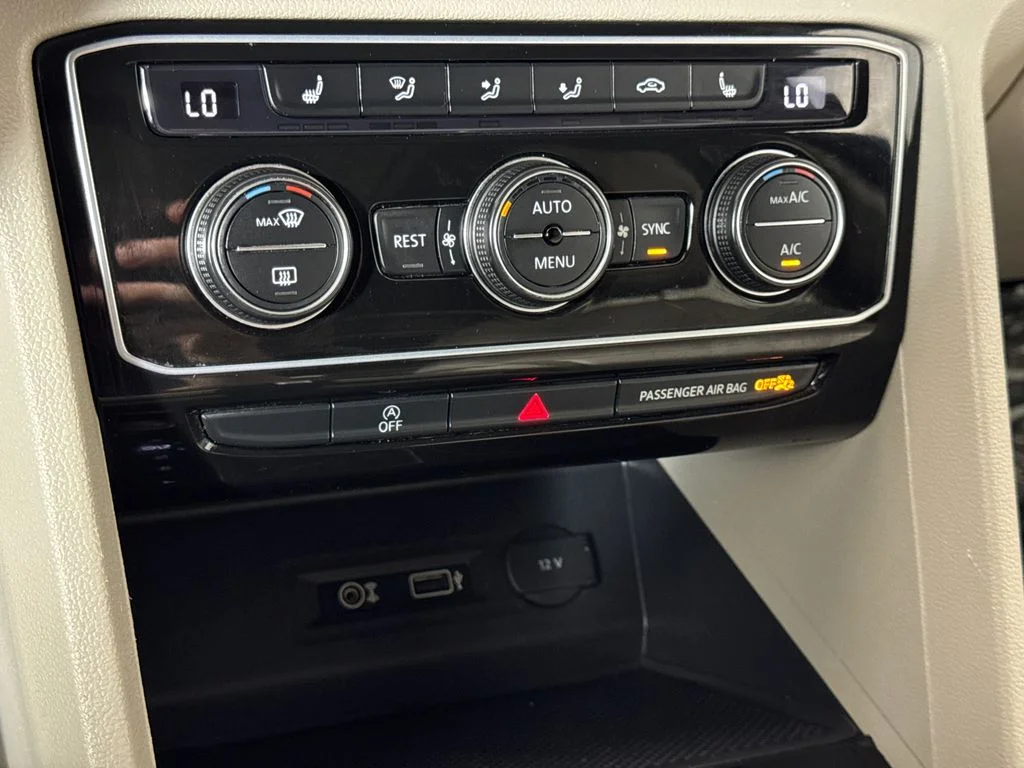 Used 2018 Blue Volkswagen SEL image 26