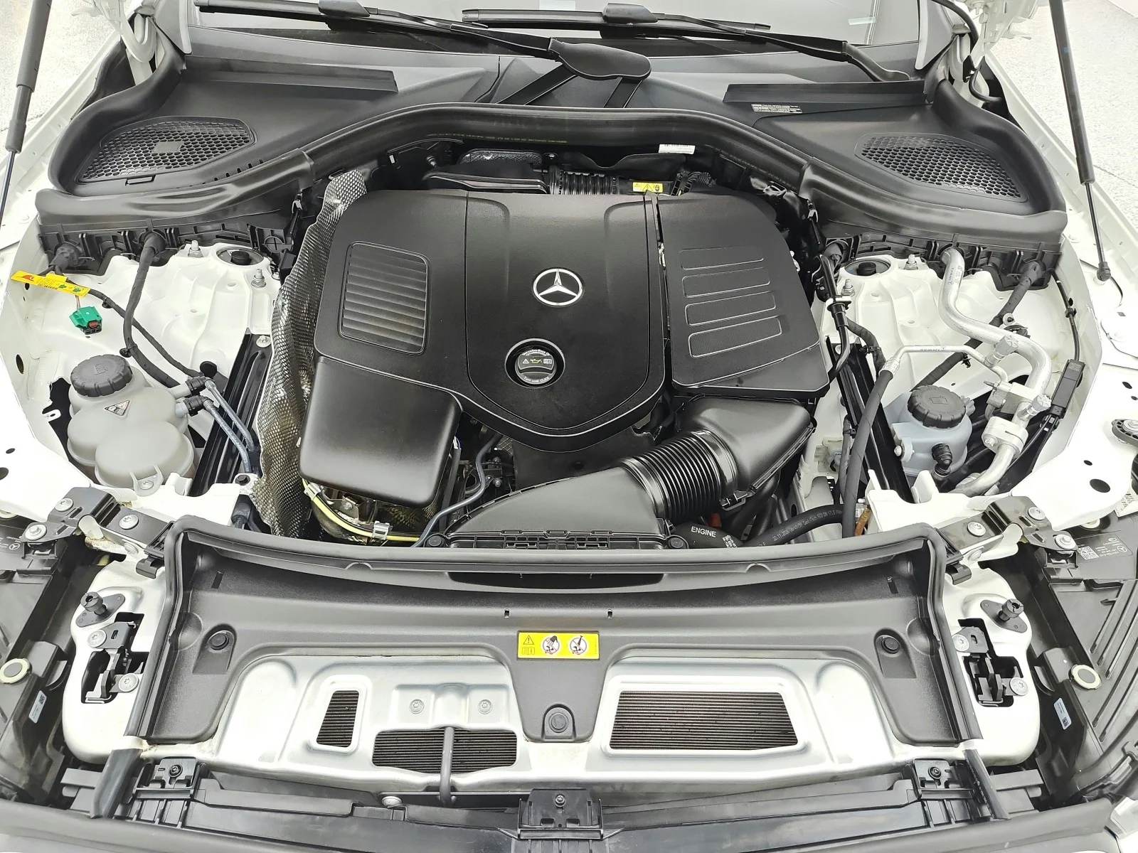 Used 2025 Polar White Mercedes-Benz GLC 350e 4MATIC® SUV image 17