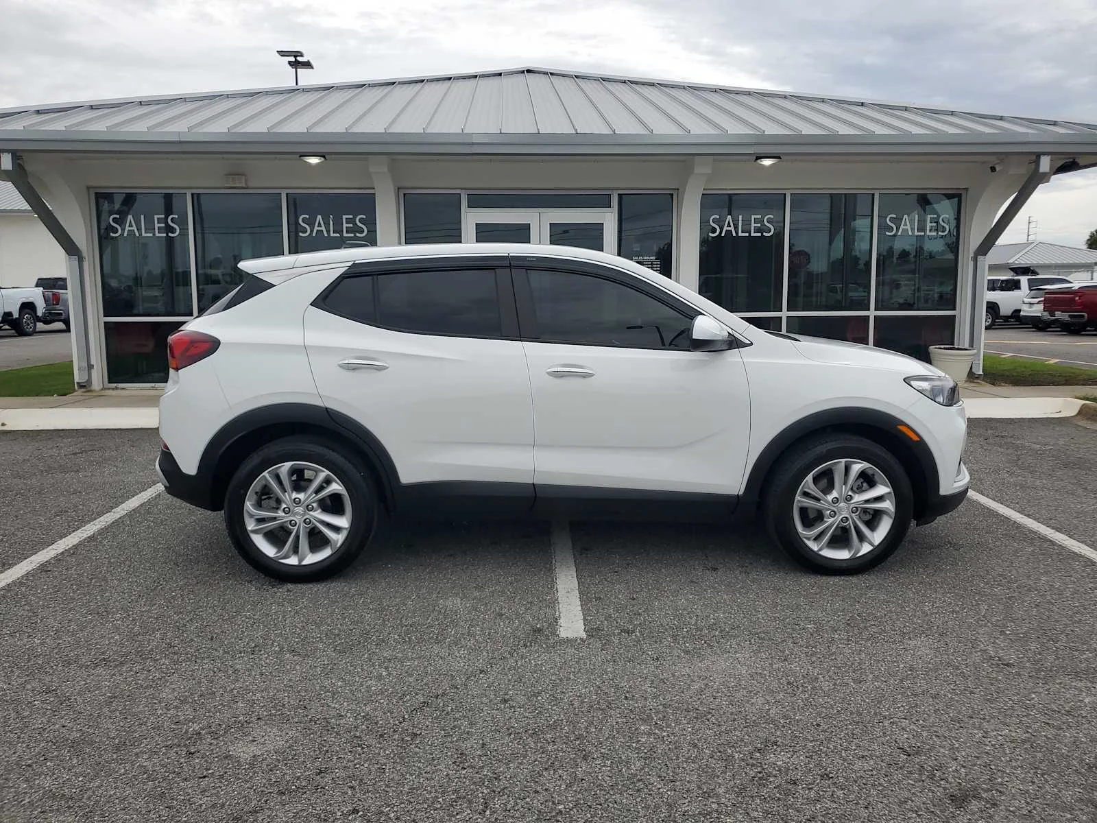 Used 2023 SUMMIT WHITE Buick Preferred image 8