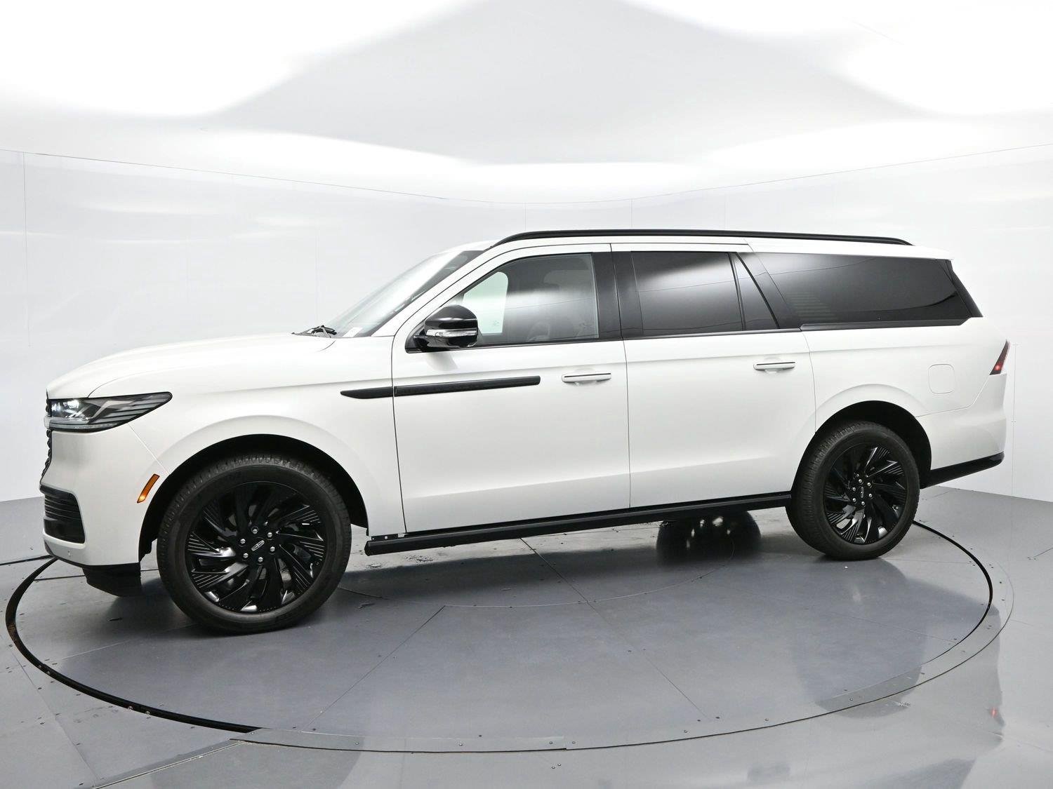 Used 2026 Pristine White Metallic Tri-coat Lincoln Reserve image 4