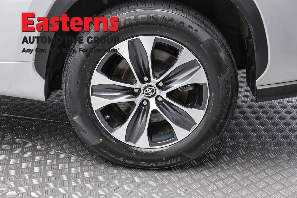 Used 2021 Silver Toyota XLE image 10