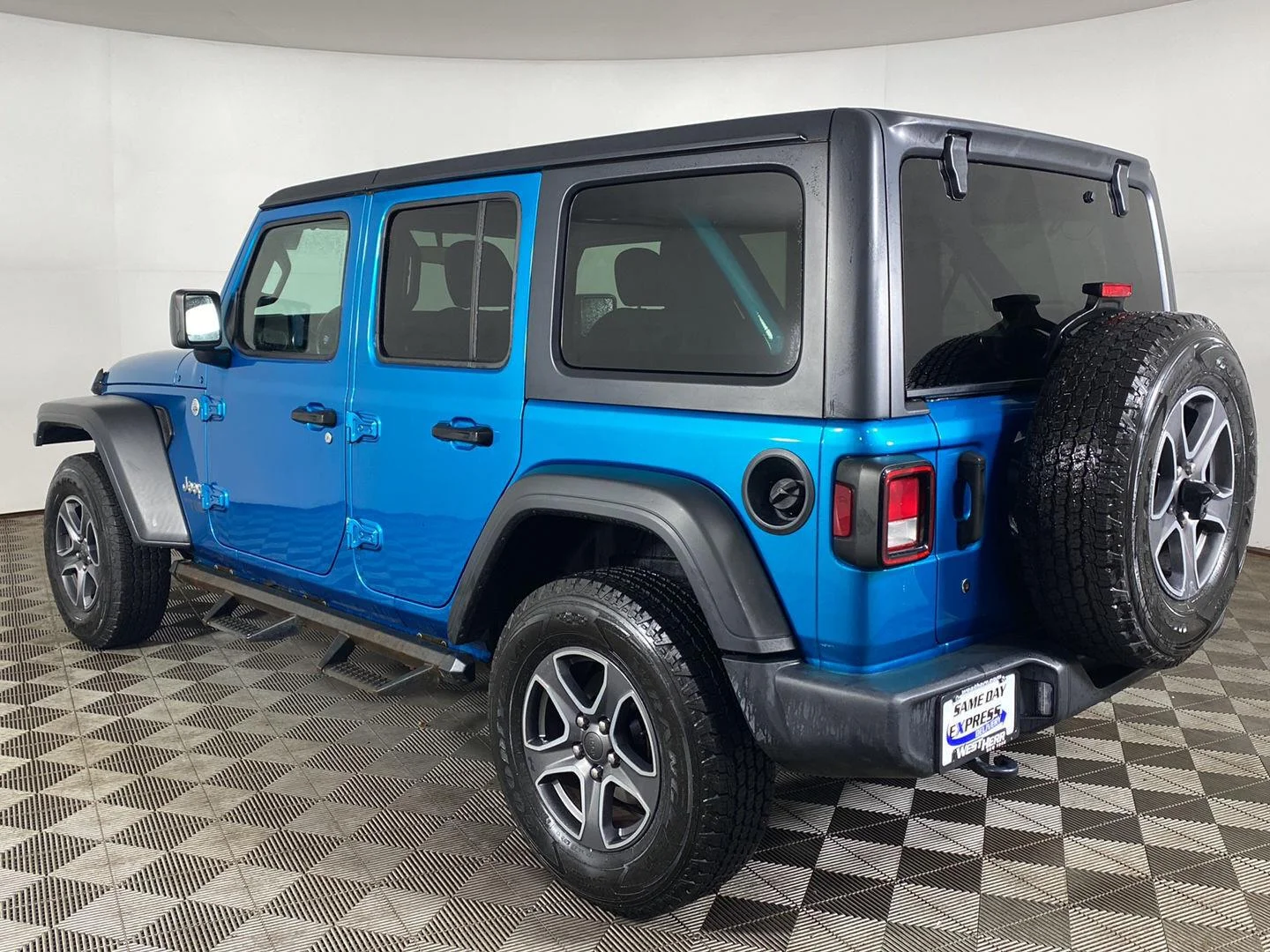 Used 2019 Bikini Pearlcoat Jeep Sport S image 4