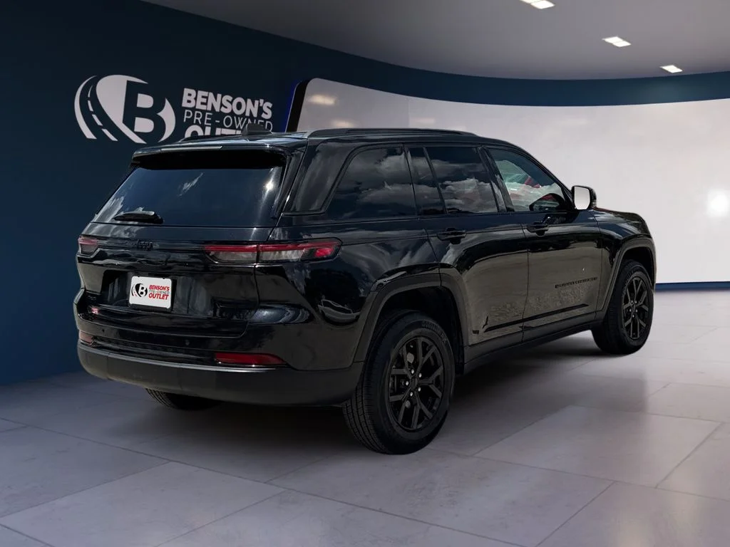 Used 2024 Black Jeep Altitude image 5