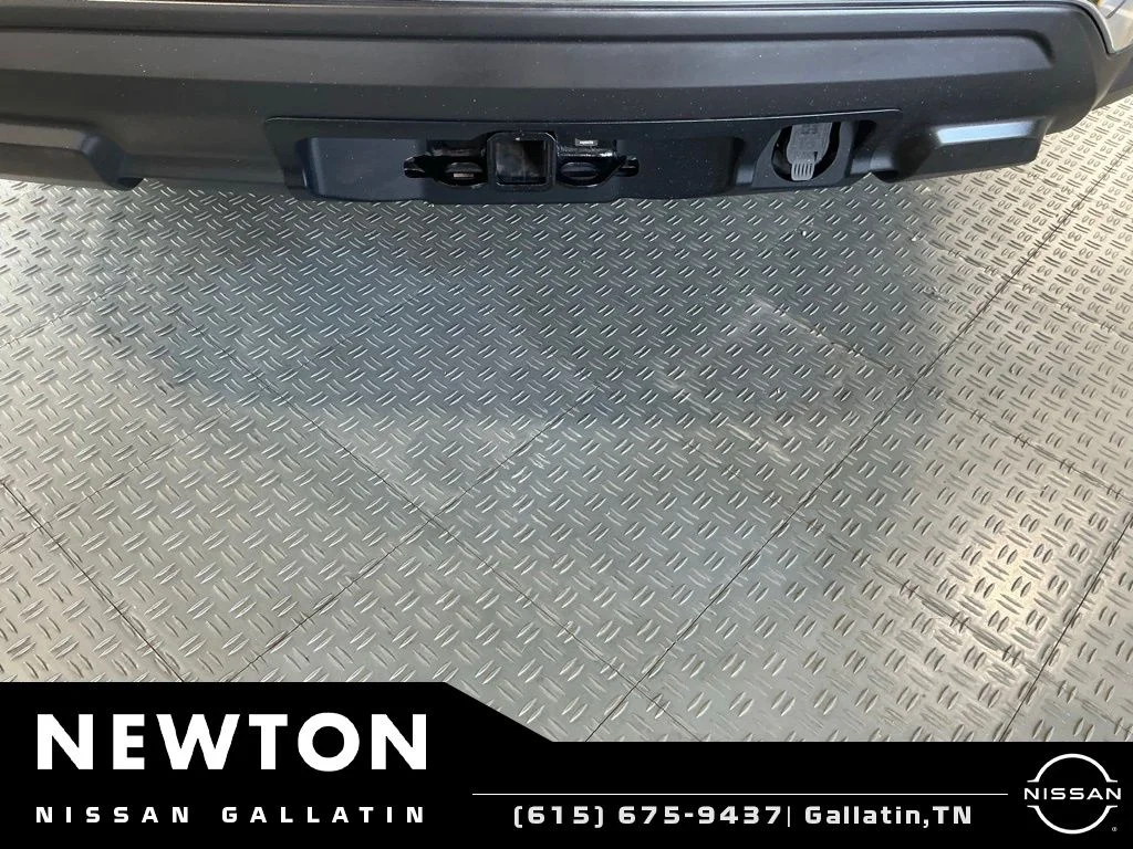 Used 2019 Pearl White Nissan Platinum image 14