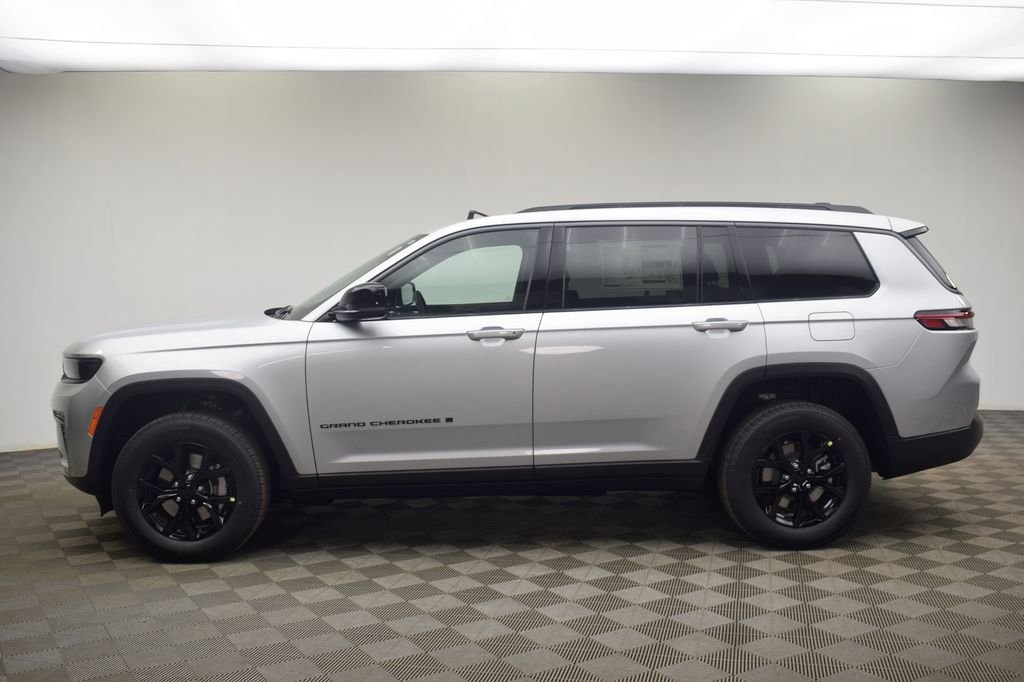New 2026 Silver Zynith Exterior Paint Jeep Altitude image 16