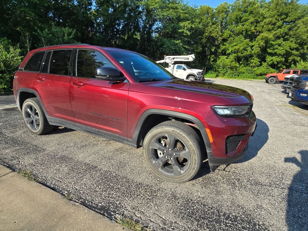 Used 2023 Red Jeep Altitude X image 10